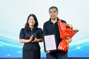 Đại diện GreenNode nhận Giấy chứng nhận Doanh nghiệp Công nghệ cao.