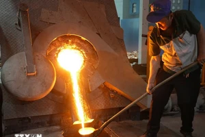 Công nhân làm việc tại nhà máy sản xuất đồng ở tỉnh Hà Bắc, Trung Quốc. (Ảnh: THX/TTXVN)