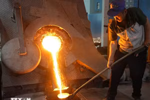 Công nhân làm việc tại nhà máy sản xuất đồng ở tỉnh Hà Bắc, Trung Quốc. (Ảnh: THX/TTXVN)