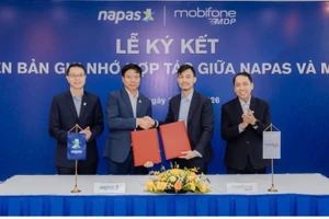 Lãnh đạo NAPAS và MDP ký kết biên bản ghi nhớ.