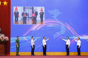 Các đại biểu đã thực hiện nghi thức bấm nút chính thức vận hành Hệ thống truy xuất nguồn gốc nông sản, đánh dấu việc đưa hệ thống vào hoạt động trên phạm vi toàn quốc. Ảnh: Khương Trung.