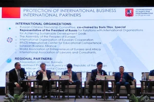 Phiên thảo luận về phát triển doanh nghiệp, hợp tác kinh tế đối ngoại và đầu tư. Ảnh: Thanh Nga