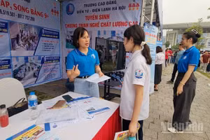 Tư vấn trực tiếp giữa nhà trường và học sinh.