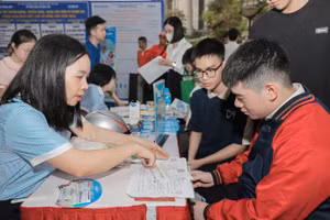 Phiên giao dịch việc làm diễn ra tại ngày hội gắn kết giáo dục nghề nghiệp với thị trường lao động Thủ đô năm 2026.