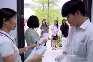 Học sinh làm thủ tục, chuẩn bị bước vào kỳ thi lớp 10 trung học phổ thông công lập.