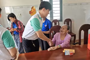 Nhiều hoạt động tri của sinh viên Thành phố Hồ Chí Minh tri ân người có công trong dịp lễ 30/4 và 1/5.
