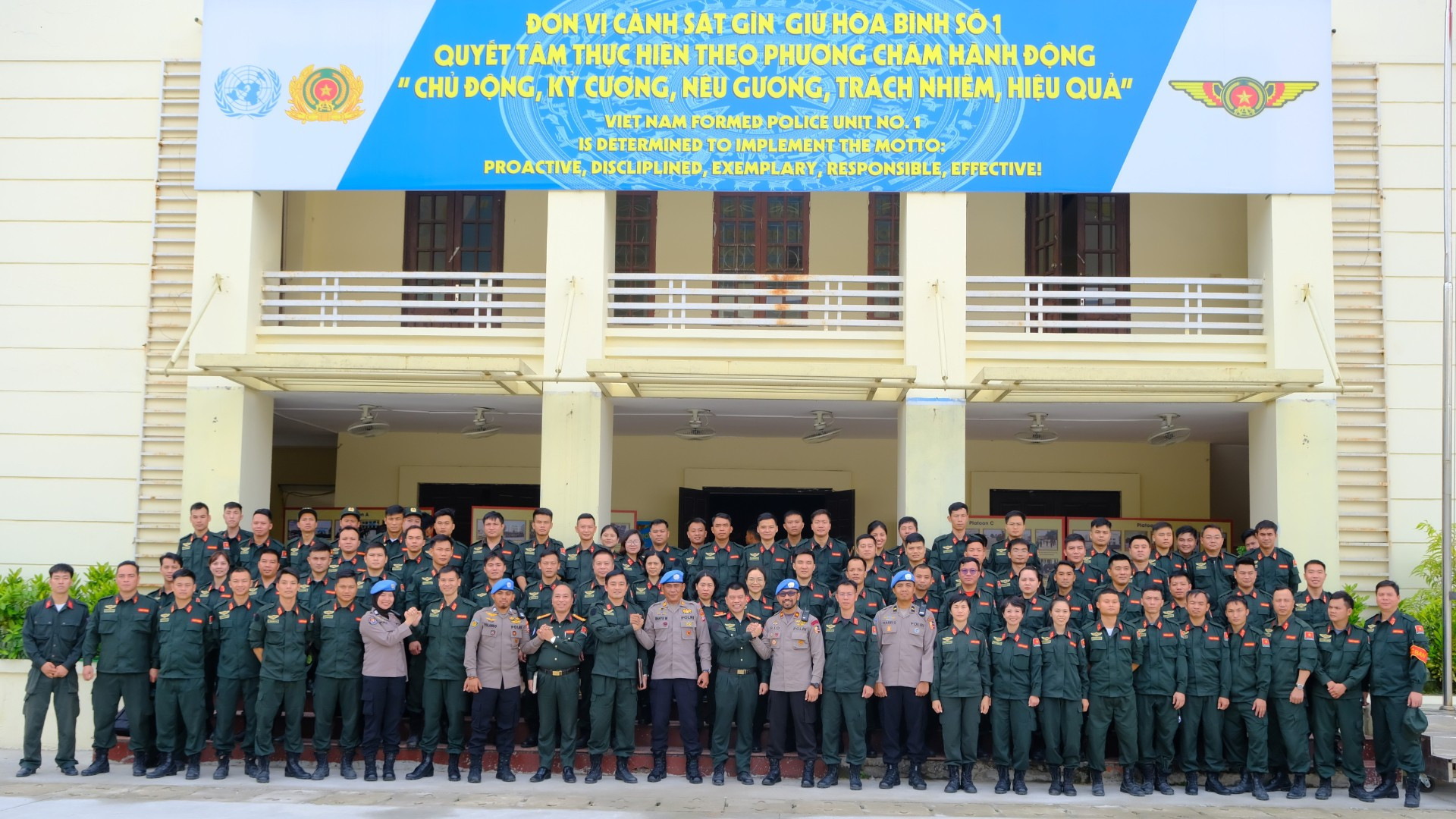 Chuyên gia huấn luyện cảnh sát gìn giữ hoà bình của Cảnh sát quốc gia Indonesia đến huấn luyện cho Đơn vị Cảnh sát gìn giữ hoà bình số 1. (Ảnh: VNFPU1)