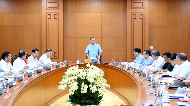 Tổng Bí thư, Chủ tịch nước Tô Lâm chủ trì cuộc làm việc với các cơ quan liên quan về phát triển công nghiệp đóng tàu. (Ảnh: ĐĂNG KHOA)