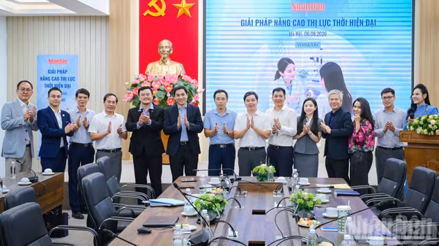 Các đại biểu tham dự tọa đàm "Giải pháp nâng cao thị lực thời hiện đại". 