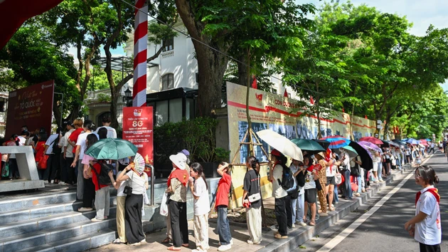 Người dân xếp hàng dài đợi nhận ấn phẩm đặc biệt tại trụ sở Báo Nhân Dân.