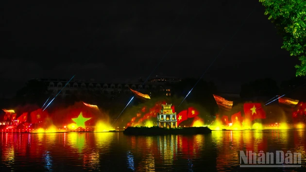 Tháp Rùa bừng sáng lung linh trong chương trình 3D Mapping “Hà Nội rạng rỡ”.