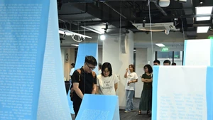 Nội dung của 268 ý tưởng gửi đến Găp tôi trong tương lai được giới thiệu trong trưng bày cùng tên, gợi liên tưởng về dòng sông vô tận của ý tưởng chuyên chở cánh buồm mơ ước. (Ảnh Phương Minh Tiến)