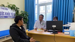 Thầy thuốc Ưu tú, bác sĩ chuyên khoa 2, Giám đốc Bệnh viện Sa Pa (Lào Cai) - Phạm Lê Trung thăm khám cho bệnh nhân. 