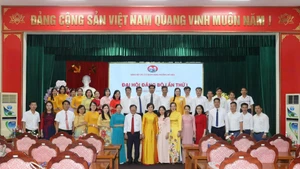 Ngay sau khi chính quyền địa phương 2 cấp đi vào hoạt động từ 1/7, nhiều phường xã trên cả nước đã tổ chức thành công Đại hội Đảng bộ, hoạch định đường lối cho tương lai. (Trong ảnh: Các đại biểu tham dự Đại hội lần thứ I Đảng bộ các cơ quan Đảng phường Mỹ Hào, tỉnh Hưng Yên).