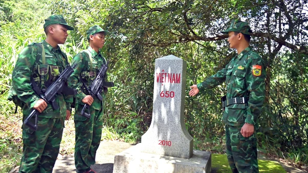 Bên cột mốc giữa núi rừng, những kiến thức, kinh nghiệm bảo vệ cột mốc được thế hệ trước trao lại, tiếp nối truyền thống giữ gìn chủ quyền biên giới quốc gia.