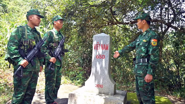 Bên cột mốc giữa núi rừng, những kiến thức, kinh nghiệm bảo vệ cột mốc được thế hệ trước trao lại, tiếp nối truyền thống giữ gìn chủ quyền biên giới quốc gia.