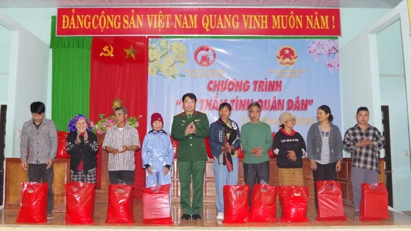 Đại tá Hà Văn Ái - Phó Chính ủy Bộ Chỉ huy Quân sự thành phố Huế và lãnh đạo địa phương tặng quà cho bà con. 