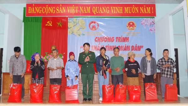Đại tá Hà Văn Ái - Phó Chính ủy Bộ Chỉ huy Quân sự thành phố Huế và lãnh đạo địa phương tặng quà cho bà con. 