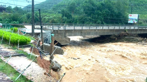 Cầu Phú Mậu, xã Khe Tre, trục chính đường 14B đã bị sụt mố cầu.