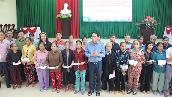 Thượng tướng Lê Quốc Hùng, Ủy viên Trung ương Đảng, Thứ trưởng Công an tặng quà cho các hộ dân bị thiệt hại cho mưa lũ tại thành phố Huế.