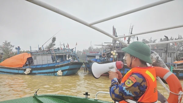 Hải đội Biên phòng 2 kêu gọi tàu thuyền.