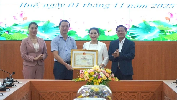 Chủ tịch Ủy ban nhân dân thành phố Huế trao tặng Bằng khen cho Tập Đoàn Kim Oanh.