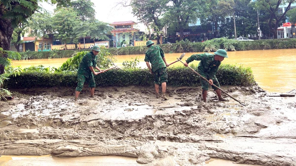 Khối lượng bùn đất lớn do mưa lũ để lại.