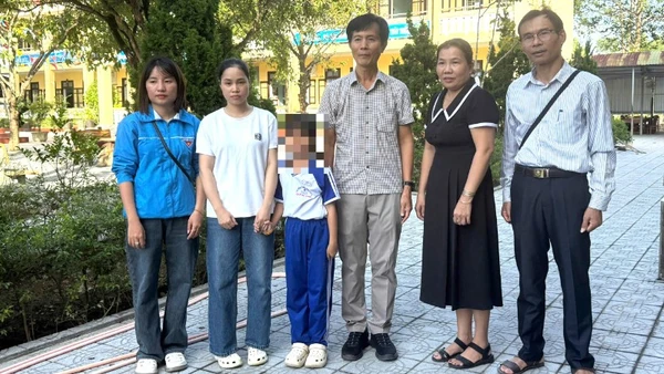 Học bổng “Tự lực vì chính tôi” đồng hành cùng trẻ em mồ côi sau mưa, lũ tại thành phố Huế.