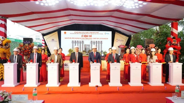 Các đại biểu thực hiện nghi thức bấm nút khởi công dự án.