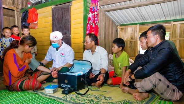 Quân Y - Ban chỉ huy Bộ đội Biên phòng thành phố Huế khám bệnh cho người dân bản Sê Sáp (Lào).