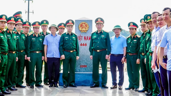 Đại tướng Phan Văn Giang, Ủy viên Bộ Chính trị, Bộ trưởng Quốc Phòng kiểm tra khu vực biên giới A Lưới 4.