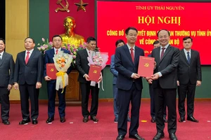 Đồng chí Vũ Việt Dũng (bên trái) nhận quyết định chỉ định giữ chức vụ Bí thư xã Sảng Mộc. (Ảnh: TUẤN SƠN).