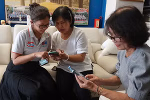 Chi bộ khu phố 2, Đảng ủy phường Đức Nhuận phối hợp Tổ công nghệ số cộng đồng khu phố 2 hướng dẫn đảng viên sử dụng Sổ tay đảng viên điện tử. (Ảnh: MẠNH HẢO)