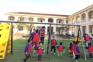 Prudential gửi tặng thiết bị vui chơi ngoài trời cho các địa phương trong chuỗi hoạt động. (Ảnh BTC)