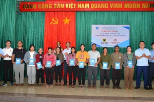 Trao tặng 1.000 thẻ bảo hiểm y tế cho người có hoàn cảnh khó khăn ở xã Ia Krái, tỉnh Gia Lai. (Ảnh BTC)