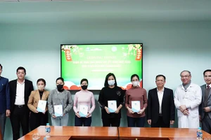 Giám đốc Lê Hùng Sơn tặng quà đại diện bệnh nhân bảo hiểm y tế có hoàn cảnh khó khăn. (Ảnh VSS)