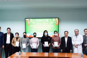 Giám đốc Lê Hùng Sơn tặng quà đại diện bệnh nhân bảo hiểm y tế có hoàn cảnh khó khăn. (Ảnh VSS)