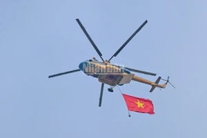 Máy bay mang cờ Tổ quốc bay trên Quảng trường Ba Đình lịch sử chào mừng Lễ kỷ niệm.