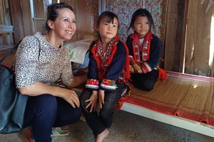 Nhà văn Isabelle Müller trong một chuyến tới thăm khu nội trú của học sinh nữ vùng cao. (Ảnh Quỹ Loan Stiftung cung cấp)
