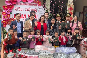 Lãnh đạo Quỹ Bảo trợ trẻ em Việt Nam, đại diện Everpia tặng quà học sinh Trường mầm non Minh Khai, tỉnh Lạng Sơn, nhân dịp Tết Nguyên đán 2026. (Ảnh BTC)