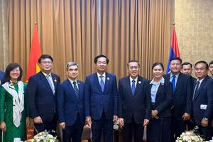Cuộc gặp song phương giữa Bộ trưởng Lao động và Phúc lợi xã hội Lào Phosay Sayasone và Bộ trưởng Nội vụ Việt Nam Đỗ Thanh Bình tại Vientiane, Lào ngày 2/12/2025. (Ảnh: Moha)