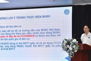 Cán bộ của Bảo hiểm xã hội khu vực I giới thiệu về Luật Bảo hiểm xã hội năm 2024. (Ảnh: HSS)