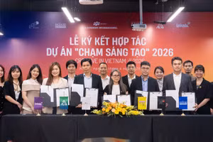Các đại biểu tại lễ ký kết dự án truyền thông “Chạm Sáng tạo 2026 - Riz lơ ngơ”.