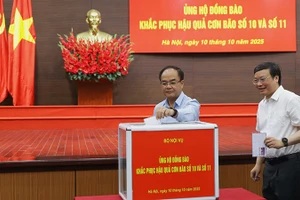 Đại diện lãnh đạo Bộ Nội vụ chung tay ủng hộ đồng bào khắc phục hậu quả cơn bão số 10 và 11. (Ảnh Moha)