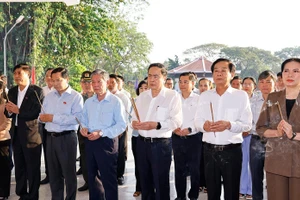 Chủ tịch Quốc hội Trần Thanh Mẫn cùng đoàn công tác dâng hoa, dâng hương, viếng Cụ Phó bảng Nguyễn Sinh Sắc. (Ảnh: Doãn Tấn/ TTXVN)