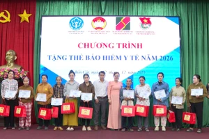 Bảo hiểm xã hội cơ sở Bến Cát (Bảo hiểm xã hội Thành phố Hồ Chí Minh) trao thẻ bảo hiểm y tế cho người nghèo trên địa bàn. (Ảnh HSS) 