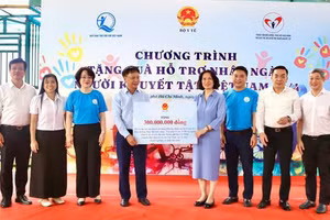 Thứ trưởng Y tế Nguyễn Thị Liên Hương trao hỗ trợ tại chương trình. (Ảnh: BTC)