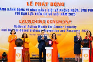 Các đại biểu thực hiện nghi thức phát động Tháng hành động vì bình đẳng giới và phòng ngừa, ứng phó với bạo lực trên cơ sở giới năm 2025.