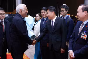 Lễ đón Chủ tịch Hội đồng châu Âu António Costa tại sân bay quốc tế Nội Bài, Hà Nội. (Ảnh: Phạm Kiên/TTXVN)