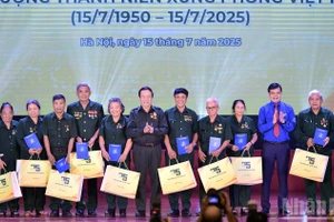 Trao quà tặng các cựu thanh niên xung phong tại lễ kỷ niệm 75 năm Ngày truyền thống lực lượng thanh niên xung phong Việt Nam, tháng 7/2025. (Ảnh minh họa: LINH PHAN)